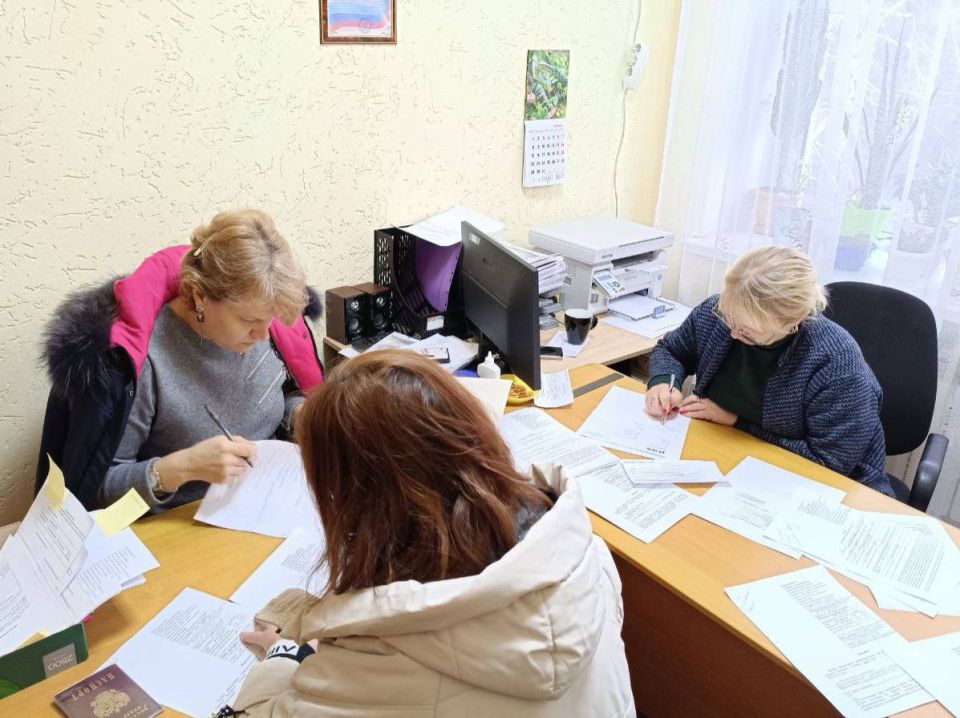 В течение последних трех дней в городе Золотое проходили выездные приемы граждан по вопросу получения компенсационной выплаты на приобретение твердого бытового топлива на отопительный период 2025-2026 годов В течение последних трех дней в городе Золотое проходили выездные приемы граждан по вопросу получения компенсационной выплаты на приобретение твердого бытового топлива на отопительный период 2025-2026 годов