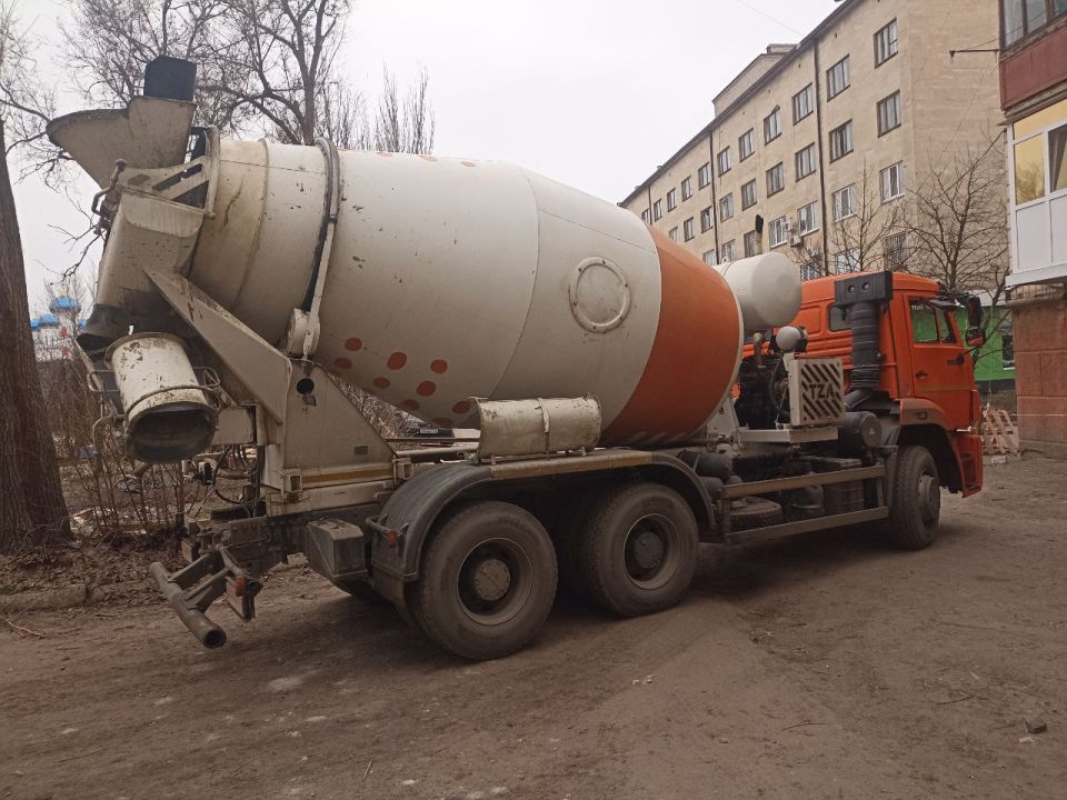 В городе Краснодоне продолжается капитальный ремонт кровли многоквартирного дома № 9 на улице П. Котова. Общая площадь ремонтируемой кровли составляет около 1000 квадратных метров, и работы, выполняемые шефом-регионом... В городе Краснодоне продолжается капитальный ремонт кровли многоквартирного дома № 9 на улице П. Котова. Общая площадь ремонтируемой кровли составляет около 1000 квадратных метров, и работы, выполняемые шефом-регионом...