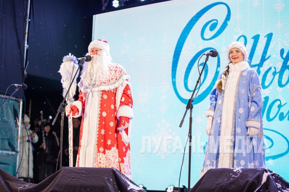Новогодняя елка Луганска зажгла свои огни Новогодняя елка Луганска зажгла свои огни