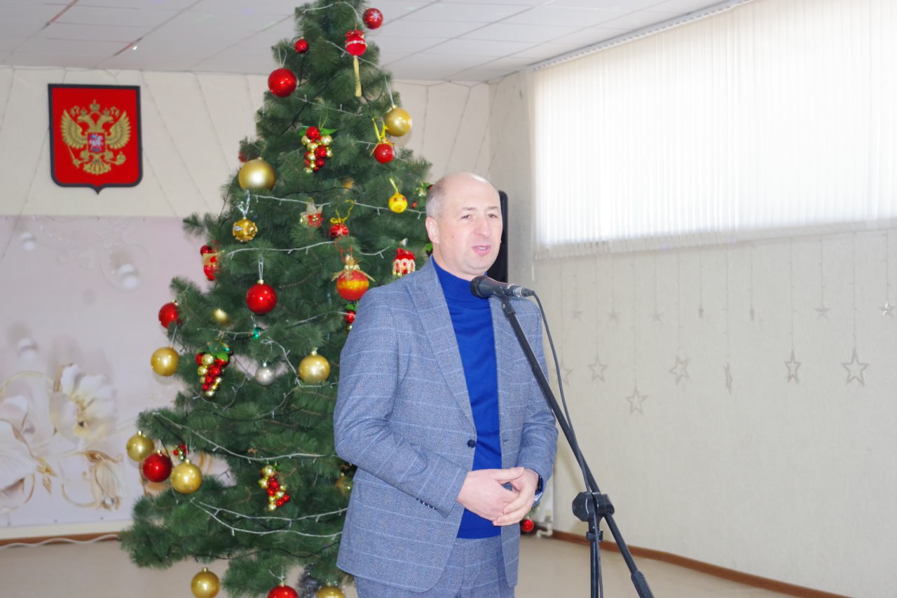 Глава Славяносербского округа Сергей Крамаренко поздравил детей с Новым годом