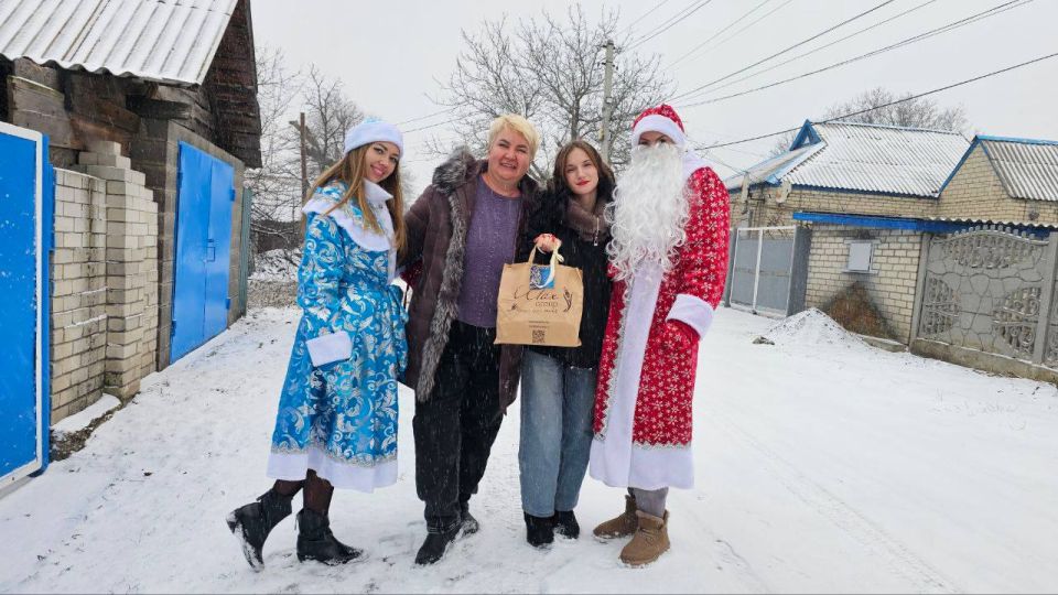 В преддверии Новогогода в посёлке Дзержинский состоялось тёплое и значимое мероприятие «Дед Мороз со Снегурочкой на автомобиле» В преддверии Новогогода в посёлке Дзержинский состоялось тёплое и значимое мероприятие «Дед Мороз со Снегурочкой на автомобиле»