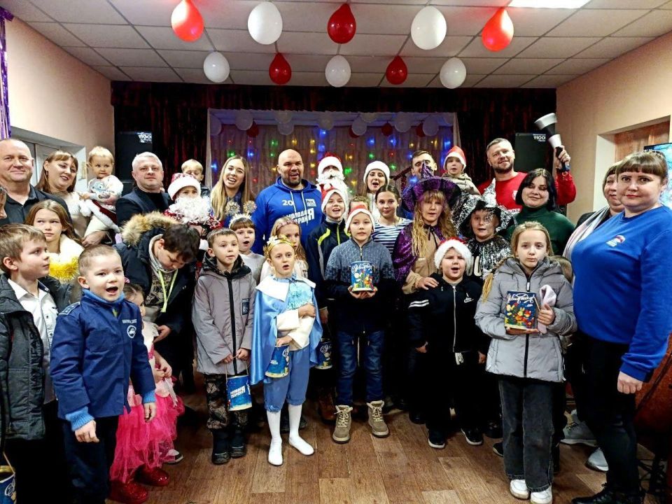 Советник главы Тамбовской области вручил новоайдарским детям подарки на новогоднем празднике Советник главы Тамбовской области вручил новоайдарским детям подарки на новогоднем празднике