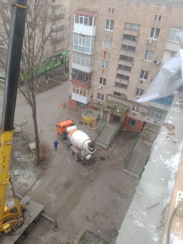 В городе Краснодоне продолжается капитальный ремонт кровли многоквартирного дома № 9 на улице П. Котова. Общая площадь ремонтируемой кровли составляет около 1000 квадратных метров, и работы, выполняемые шефом-регионом... В городе Краснодоне продолжается капитальный ремонт кровли многоквартирного дома № 9 на улице П. Котова. Общая площадь ремонтируемой кровли составляет около 1000 квадратных метров, и работы, выполняемые шефом-регионом...