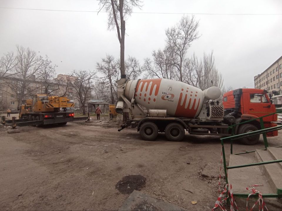 В городе Краснодоне продолжается капитальный ремонт кровли многоквартирного дома № 9 на улице П. Котова. Общая площадь ремонтируемой кровли составляет около 1000 квадратных метров, и работы, выполняемые шефом-регионом... В городе Краснодоне продолжается капитальный ремонт кровли многоквартирного дома № 9 на улице П. Котова. Общая площадь ремонтируемой кровли составляет около 1000 квадратных метров, и работы, выполняемые шефом-регионом...