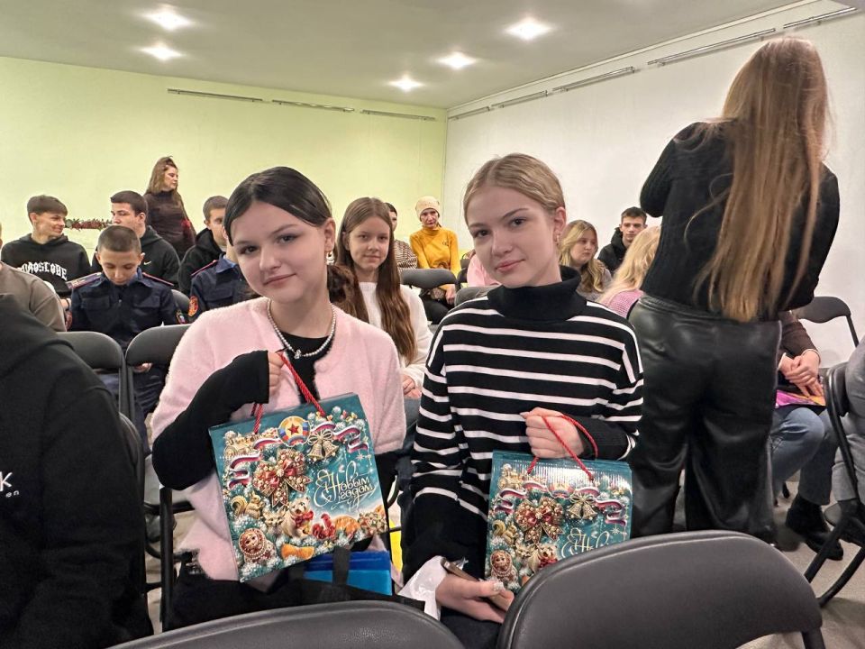В преддверии Нового года в центре молодёжных инициатив «Гравитация» прошёл увлекательный квиз, организованный для детей участников специальной военной операции В преддверии Нового года в центре молодёжных инициатив «Гравитация» прошёл увлекательный квиз, организованный для детей участников специальной военной операции