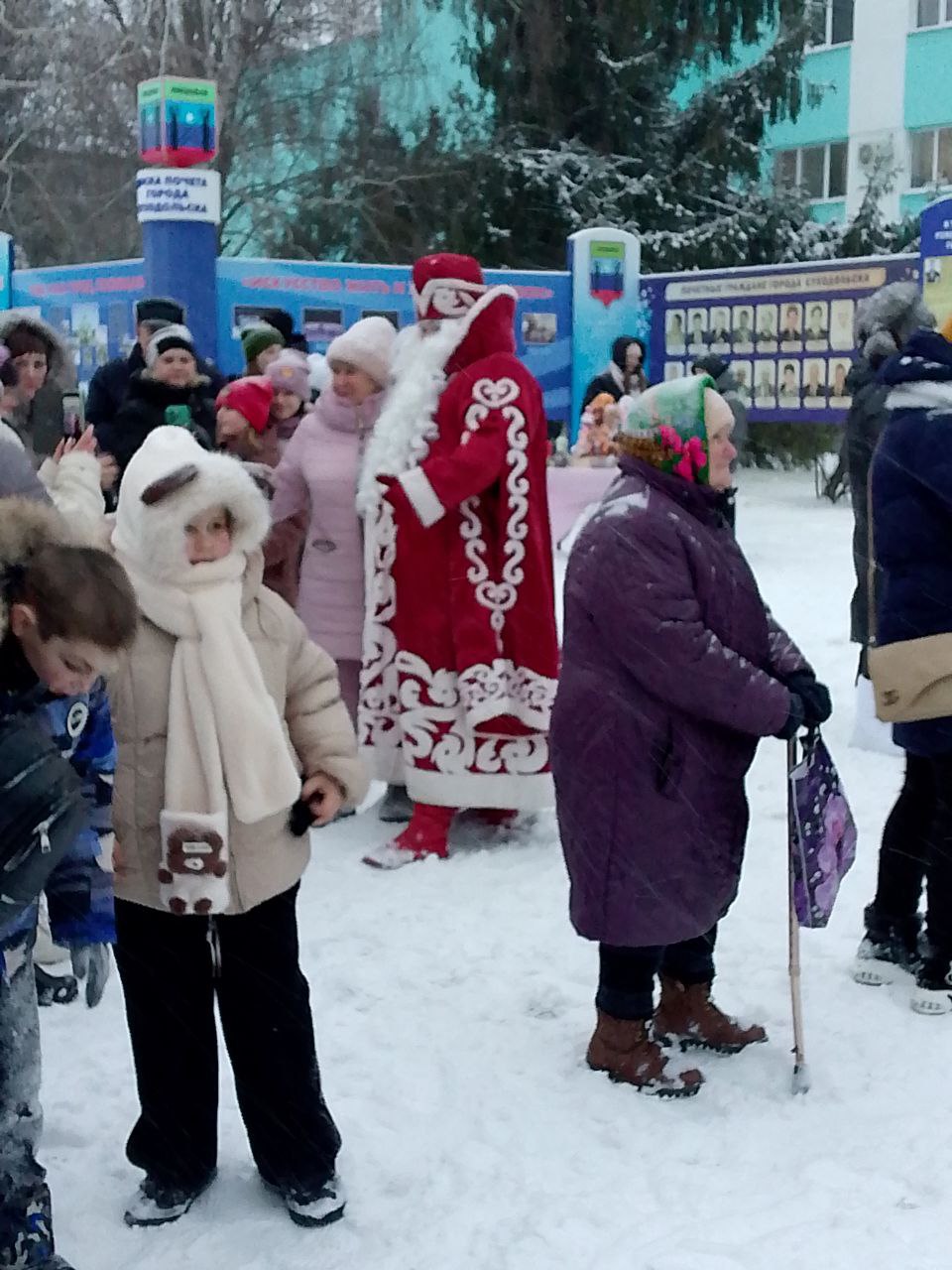 26 декабря в центре Суходольска состоялось долгожданное торжественное открытие городской елки на площади Блюхера, которое стало ярким стартом для предстоящих новогодних праздников 26 декабря в центре Суходольска состоялось долгожданное торжественное открытие городской елки на площади Блюхера, которое стало ярким стартом для предстоящих новогодних праздников