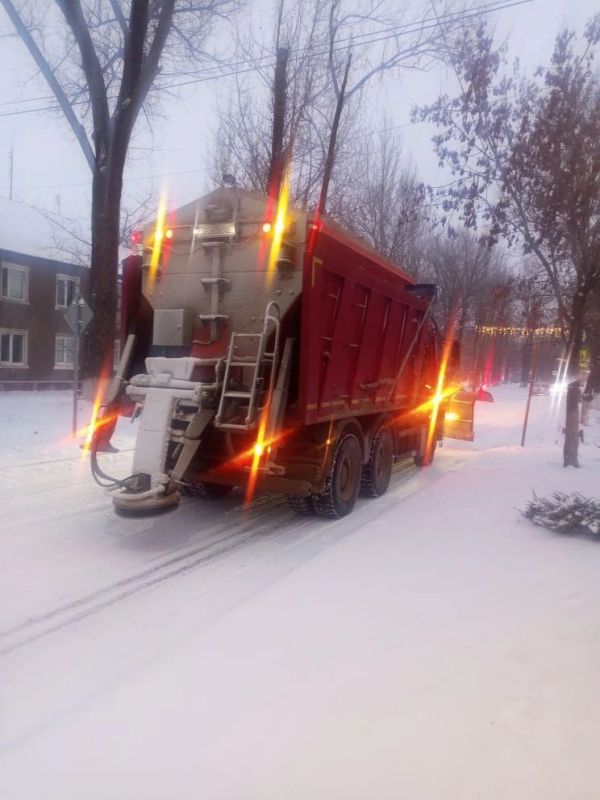 Зима сегодня порадовала нас обильными осадками, что, безусловно, стало настоящим праздником для детей, ожидающих зимние забавы, такие как катание на санках и строительство снежных крепостей Зима сегодня порадовала нас обильными осадками, что, безусловно, стало настоящим праздником для детей, ожидающих зимние забавы, такие как катание на санках и строительство снежных крепостей