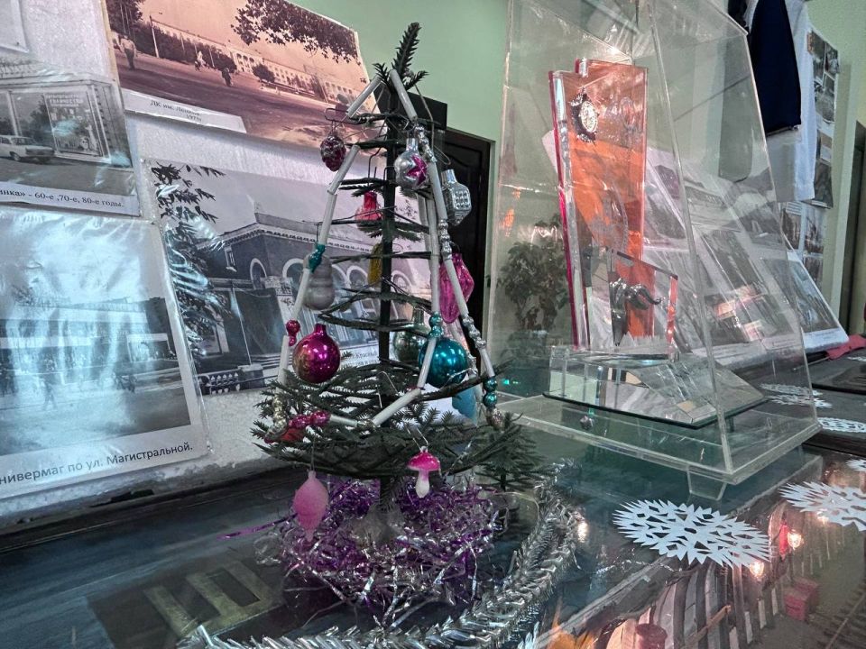 26 декабря в Краснолучском краеведческом музее прошло открытие выставки старинных новогодних игрушек «Новогодний блюз», на которой гостей познакомили с историей возникновения праздника и елочных игрушек 19-20 века 26 декабря в Краснолучском краеведческом музее прошло открытие выставки старинных новогодних игрушек «Новогодний блюз», на которой гостей познакомили с историей возникновения праздника и елочных игрушек 19-20 века
