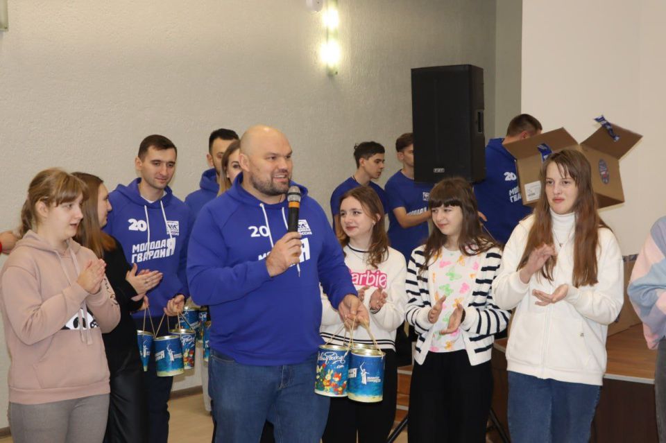 "Нам силу даёт наша верность Отчизне" - таков девиз Молодой Гвардии Единой России "Нам силу даёт наша верность Отчизне" - таков девиз Молодой Гвардии Единой России