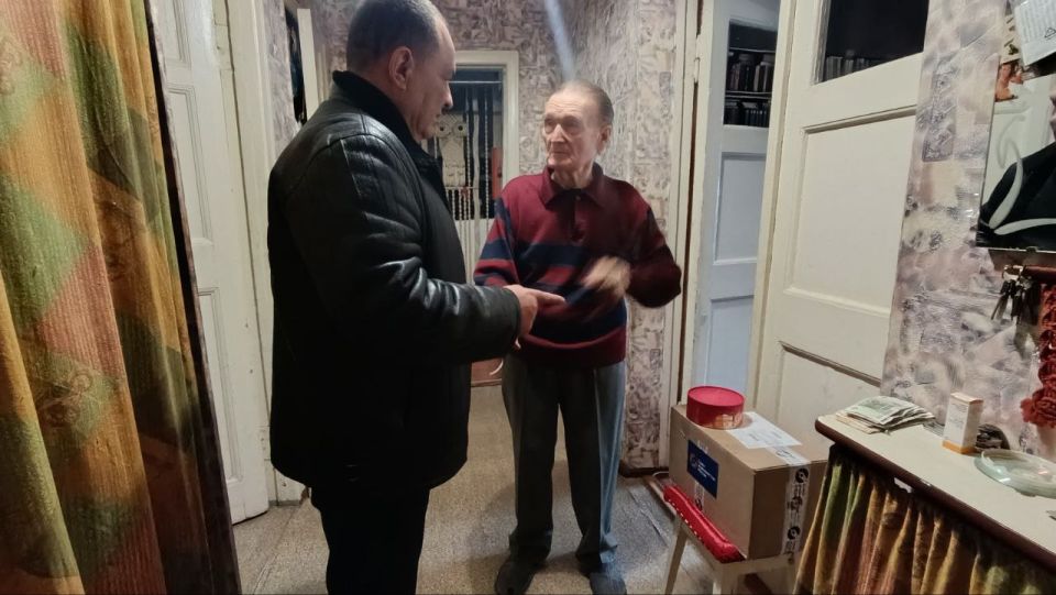 Встретился с Почетным гражданином города Красный Луч, заслуженным журналистом и бессменным руководителем патриотического клуба «Подвиг» Николаем Даниловичем Романовым Встретился с Почетным гражданином города Красный Луч, заслуженным журналистом и бессменным руководителем патриотического клуба «Подвиг» Николаем Даниловичем Романовым