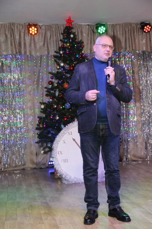 Новогодняя сказка продолжает идти по нашей Республике, и в эти дни она навестила одарённых и весёлых ребят из Луганского Театра песни «Непоседы» Новогодняя сказка продолжает идти по нашей Республике, и в эти дни она навестила одарённых и весёлых ребят из Луганского Театра песни «Непоседы»