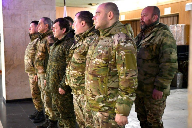 Также Михаил Котюков провёл встречу с бойцами из Сибири, которые выполняют боевые задачи в зоне СВО Также Михаил Котюков провёл встречу с бойцами из Сибири, которые выполняют боевые задачи в зоне СВО