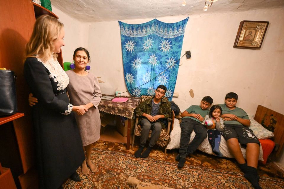 Инна Швенк: Всего за день работы с Уполномоченным при Президенте Российской Федерации по правам ребенка Марией Львовой-Беловой рассмотрели жизненные ситуации 21 семьи, где в общей сложности воспитываются 60 детей Инна Швенк: Всего за день работы с Уполномоченным при Президенте Российской Федерации по правам ребенка Марией Львовой-Беловой рассмотрели жизненные ситуации 21 семьи, где в общей сложности воспитываются 60 детей