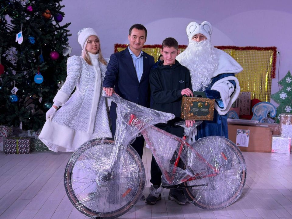 В предновогодние дни в Лисичанске зажглись огни «Ёлки желаний» В предновогодние дни в Лисичанске зажглись огни «Ёлки желаний»