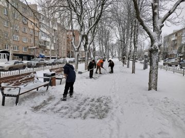 Андрей Рубанцов: В связи с погодными условиями (обильные осадки в виде снега), по моему поручению, коммунальные службы также приступили к расчистке пешеходных тротуаров в городе от снежного покрова