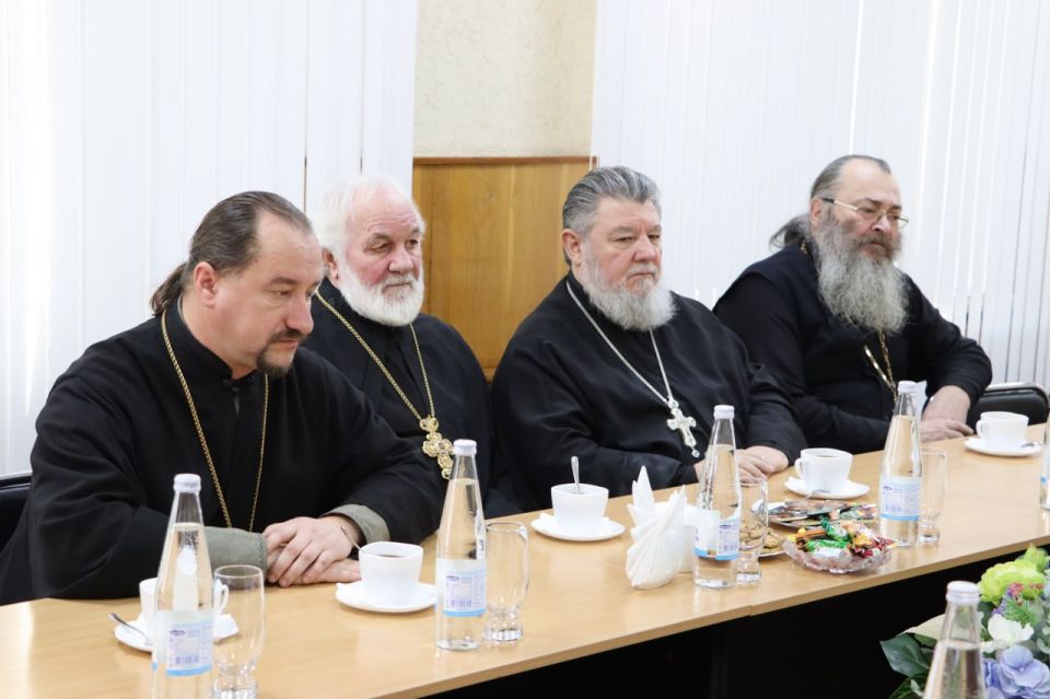 Наталия Жулинская: В преддверии светлого праздника Рождества Христова провела встречу с представителями духовенства города Стаханова Наталия Жулинская: В преддверии светлого праздника Рождества Христова провела встречу с представителями духовенства города Стаханова