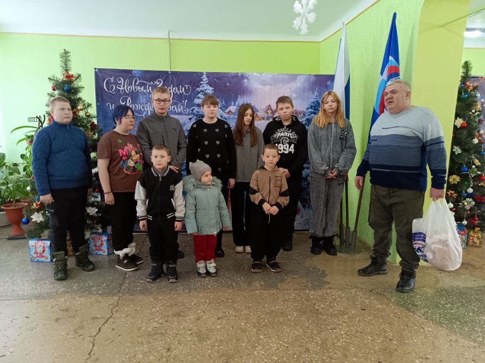 В преддверии празднования новогодних и рождественских праздников сотрудники отдела жизнеобеспечения пгт Новодарьевка, совместно с активистами ПО № 11 пгт Новодарьевка города Ровеньки ВПП «Единая Россия», поздравили с... В преддверии празднования новогодних и рождественских праздников сотрудники отдела жизнеобеспечения пгт Новодарьевка, совместно с активистами ПО № 11 пгт Новодарьевка города Ровеньки ВПП «Единая Россия», поздравили с...