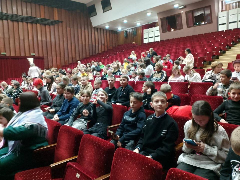 25 декабря 2025 года в преддверии самых волшебных праздников обучающиеся 5-7 классов ГБОУ ЛНР "СЛУВК с. Теплое" отправились в захватывающее путешествие в мир новогодней сказки 25 декабря 2025 года в преддверии самых волшебных праздников обучающиеся 5-7 классов ГБОУ ЛНР "СЛУВК с. Теплое" отправились в захватывающее путешествие в мир новогодней сказки