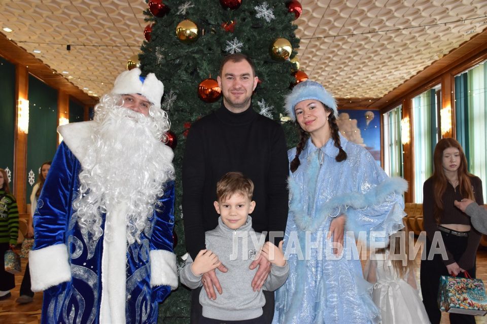 В Ровеньках состоялся показ театрализованной постановки-мюзикла «Летучий корабль» В Ровеньках состоялся показ театрализованной постановки-мюзикла «Летучий корабль»