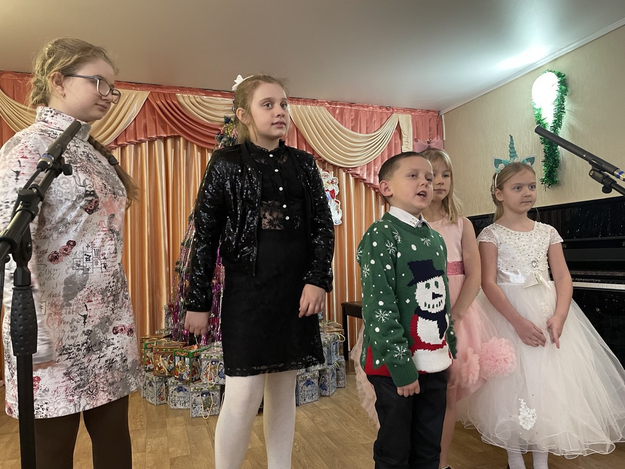 26 декабря в детской музыкальной школе Лисичанска прошёл новогодний фейерверк, который стал настоящим праздником музыки и творчества 26 декабря в детской музыкальной школе Лисичанска прошёл новогодний фейерверк, который стал настоящим праздником музыки и творчества
