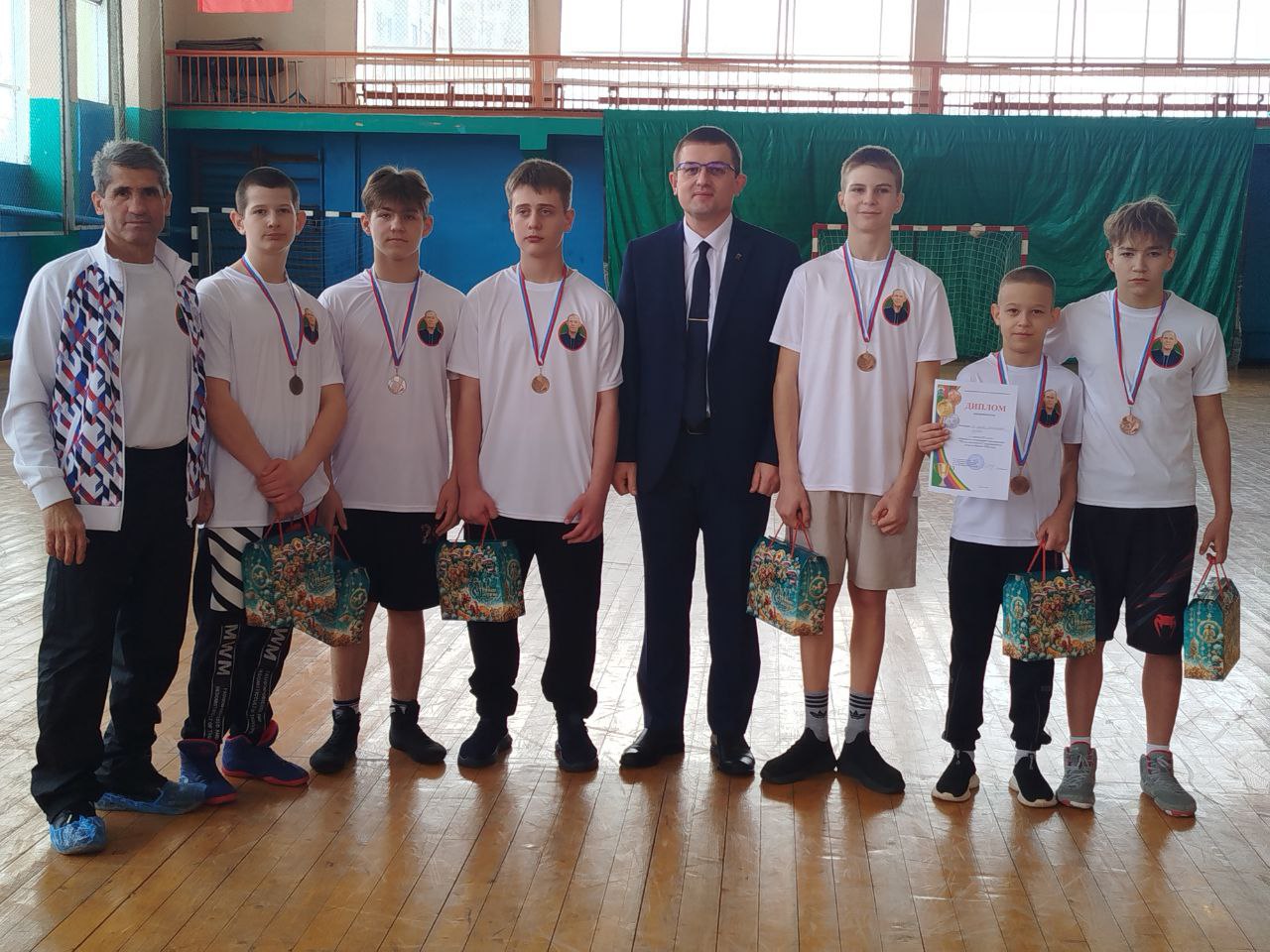 В Брянковской спортивной школе олимпийского резерва сегодня царила атмосфера настоящего праздника! Юные спортсмены собрались на ежегодном предновогоднем спортивном фестивале, который получил название «Ну-ка, все вместе!» В Брянковской спортивной школе олимпийского резерва сегодня царила атмосфера настоящего праздника! Юные спортсмены собрались на ежегодном предновогоднем спортивном фестивале, который получил название «Ну-ка, все вместе!»