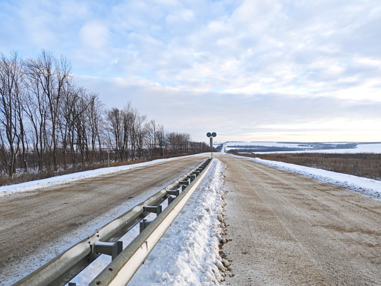 Дорожные службы Луганщины в усиленном режиме работают на автодорогах республики Дорожные службы Луганщины в усиленном режиме работают на автодорогах республики