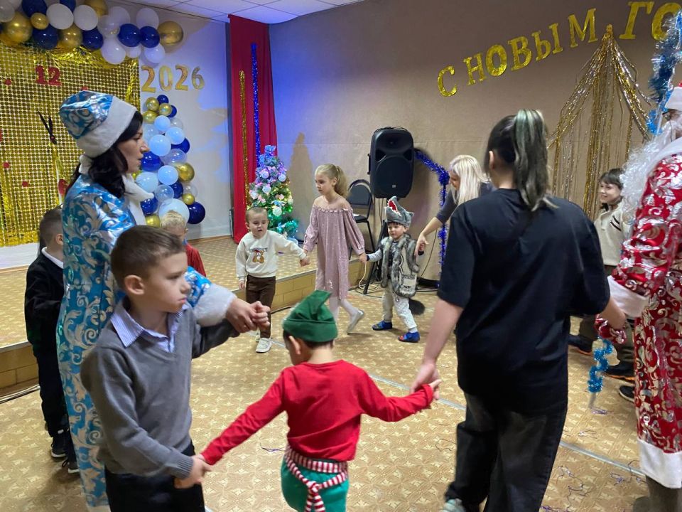 29 декабря в актовом зале Краснодонского комплексного центра социального обслуживания населения (предоставления социальных услуг) прошёл яркий и весёлый новогодний праздник для детей сотрудников 29 декабря в актовом зале Краснодонского комплексного центра социального обслуживания населения (предоставления социальных услуг) прошёл яркий и весёлый новогодний праздник для детей сотрудников
