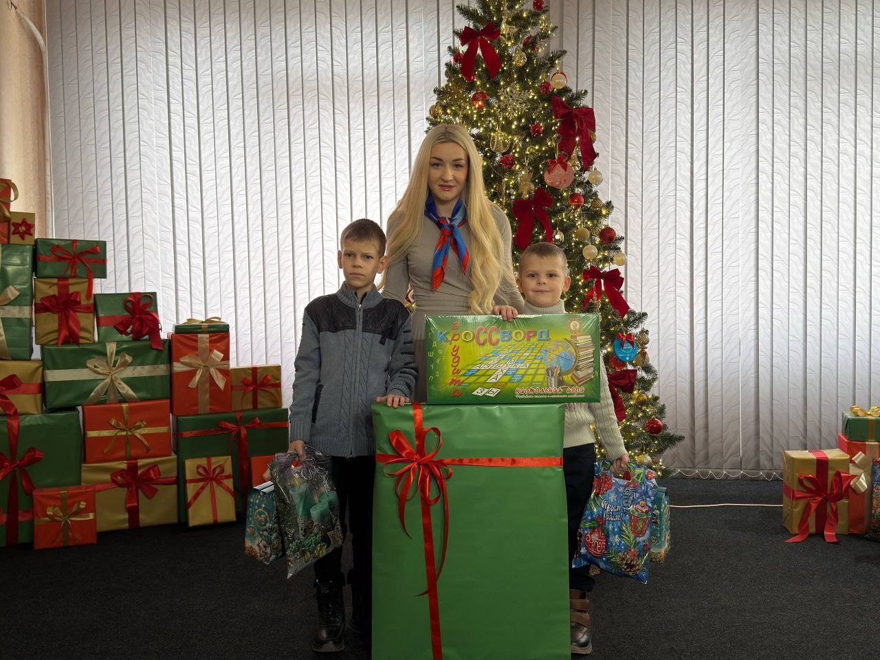 Секретарь Марковского местного отделения партии "Единая Россия" поздравила детей участников СВО с наступающими новогодними праздниками Секретарь Марковского местного отделения партии "Единая Россия" поздравила детей участников СВО с наступающими новогодними праздниками