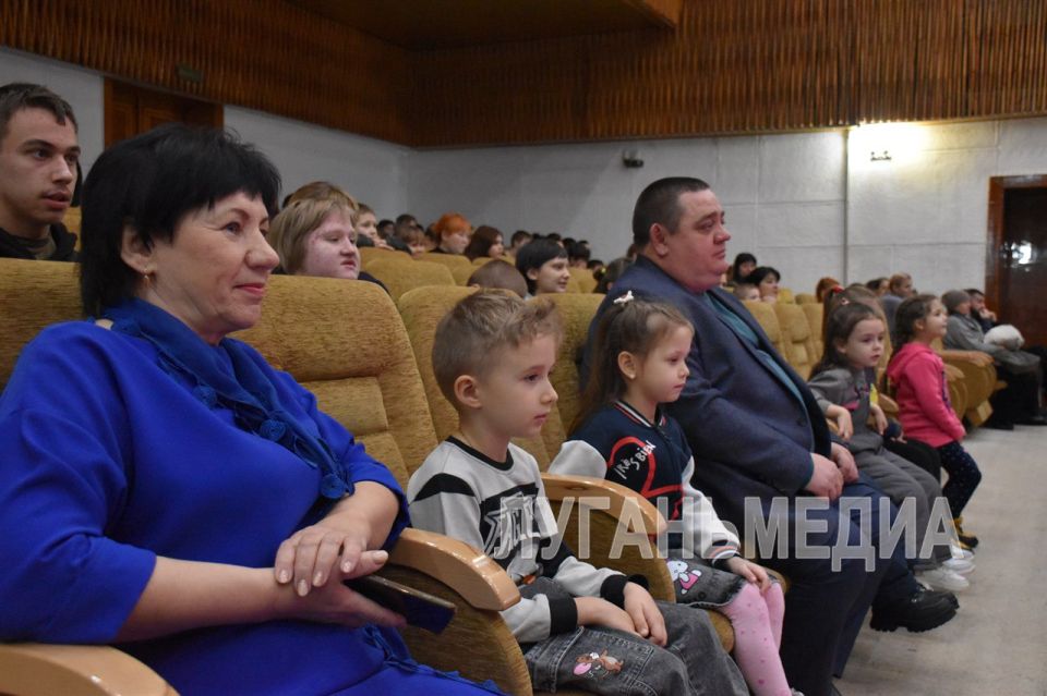 В Ровеньках состоялся показ театрализованной постановки-мюзикла «Летучий корабль» В Ровеньках состоялся показ театрализованной постановки-мюзикла «Летучий корабль»