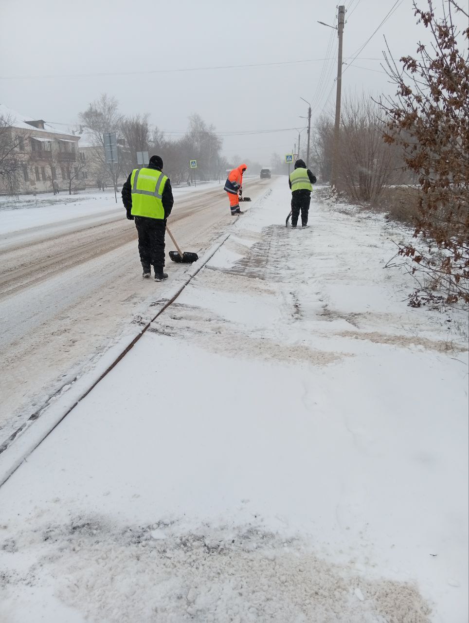 Дорожные службы Луганщины в усиленном режиме работают на автодорогах республики Дорожные службы Луганщины в усиленном режиме работают на автодорогах республики