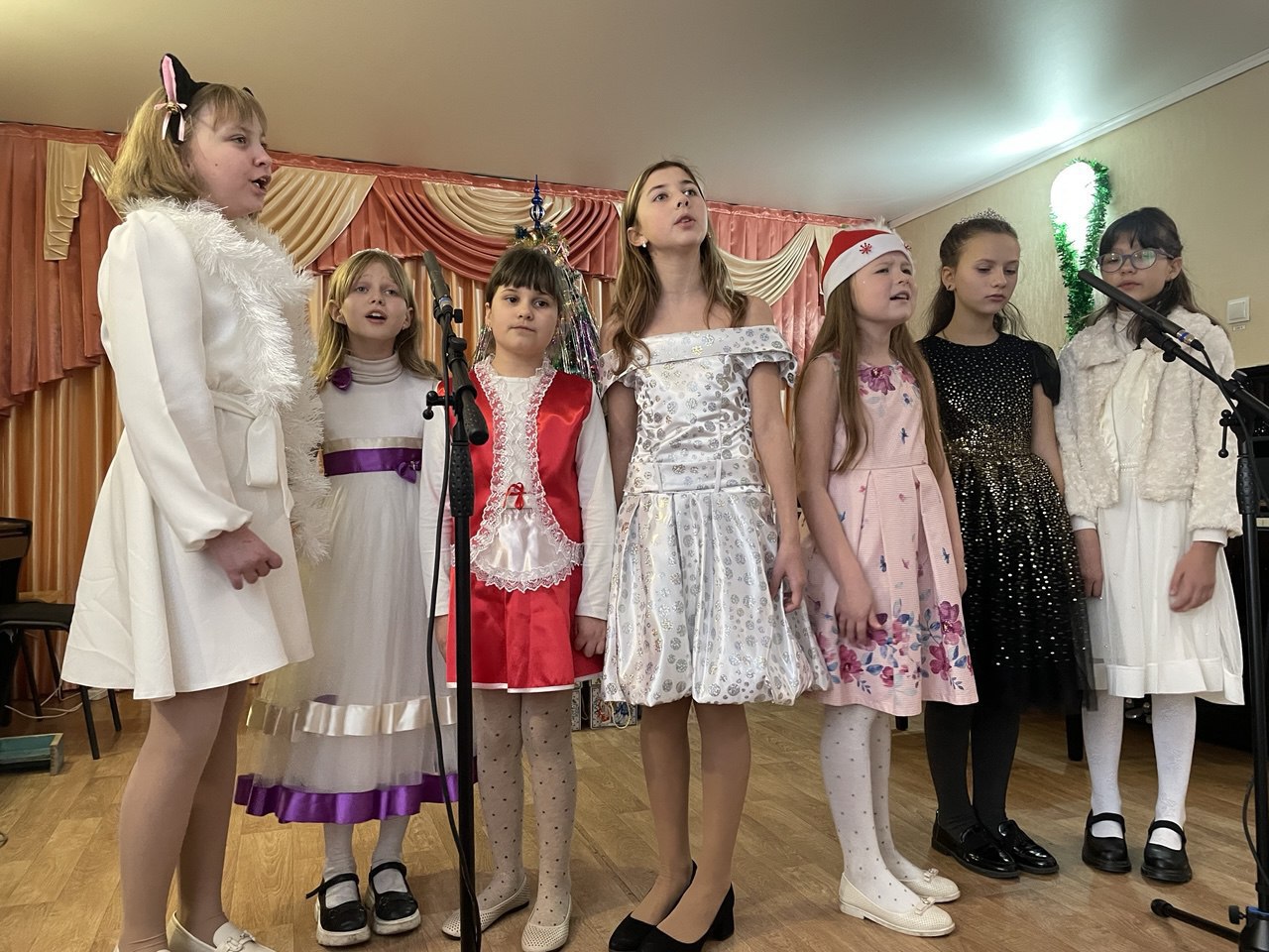 26 декабря в детской музыкальной школе Лисичанска прошёл новогодний фейерверк, который стал настоящим праздником музыки и творчества 26 декабря в детской музыкальной школе Лисичанска прошёл новогодний фейерверк, который стал настоящим праздником музыки и творчества