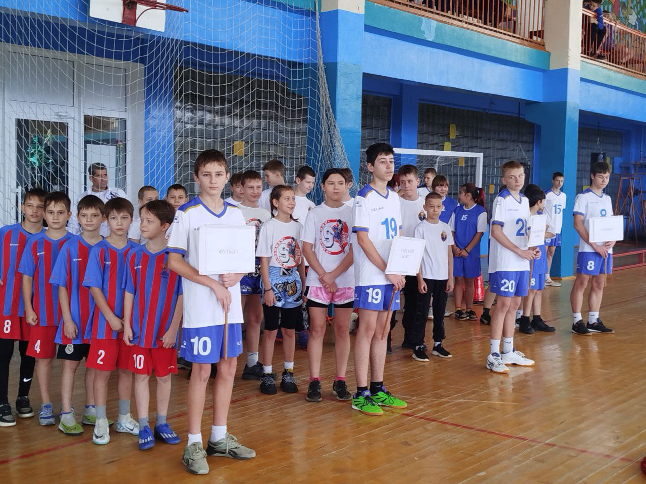 В Брянковской спортивной школе олимпийского резерва сегодня царила атмосфера настоящего праздника! Юные спортсмены собрались на ежегодном предновогоднем спортивном фестивале, который получил название «Ну-ка, все вместе!»