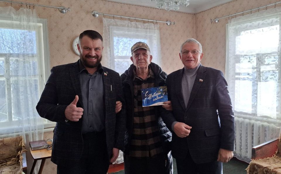 Партийный актив Единой России в Красном Луче поздравил ветеранов Великой Отечественной войны с наступающими праздниками Партийный актив Единой России в Красном Луче поздравил ветеранов Великой Отечественной войны с наступающими праздниками