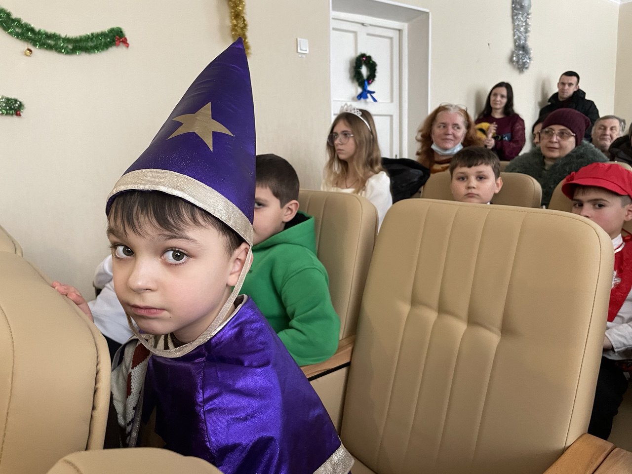 26 декабря в детской музыкальной школе Лисичанска прошёл новогодний фейерверк, который стал настоящим праздником музыки и творчества 26 декабря в детской музыкальной школе Лисичанска прошёл новогодний фейерверк, который стал настоящим праздником музыки и творчества