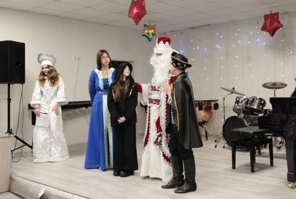 Новогодний праздник музыки в стенах музыкальной школы! Новогодний праздник музыки в стенах музыкальной школы!