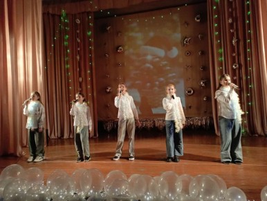 В преддверии Нового года в поселке городского типа Дубовский состоялся праздничный концерт, подаривший всем зрителям незабываемую атмосферу волшебства и предпраздничного настроения