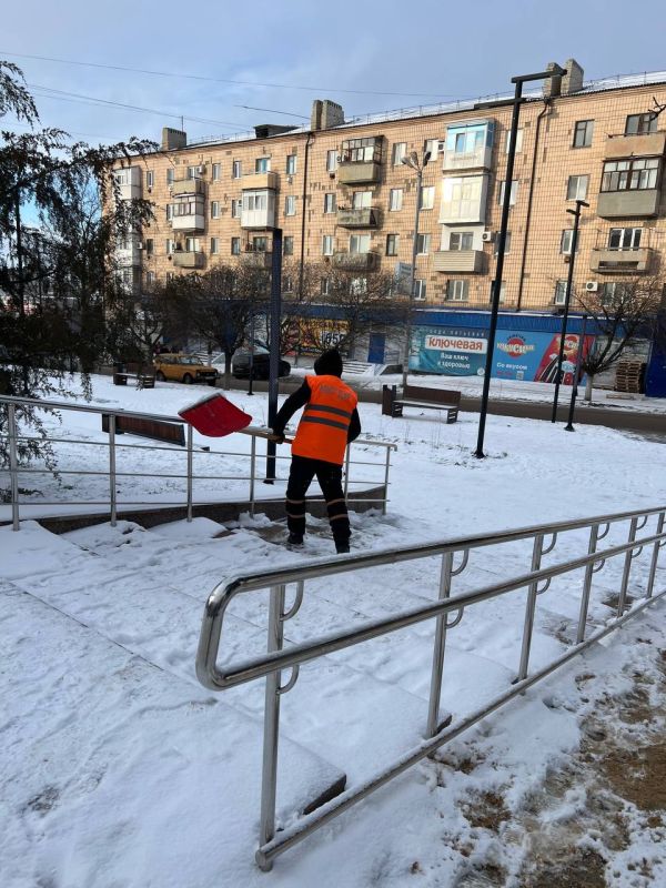 Для обеспечения безопасности и комфортного передвижения жителей Краснодона в зимний период, муниципальное унитарное предприятие «Дорожно-эксплуатационное управление» провело масштабные работы по очистке общественных... Для обеспечения безопасности и комфортного передвижения жителей Краснодона в зимний период, муниципальное унитарное предприятие «Дорожно-эксплуатационное управление» провело масштабные работы по очистке общественных...