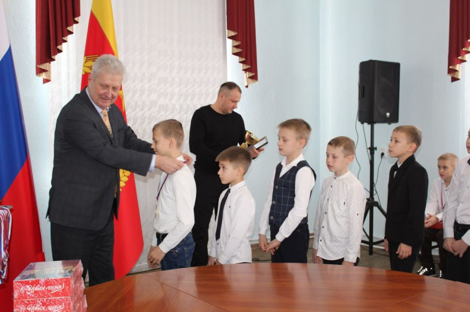 Сергей Козенко: Сегодня, с трепетом в душе, в канун новогодних праздников, от Министерства спорта ЛНР передал юным воспитанникам Краснодонского отделения по футболу МБУ ДО ЛНР «Краснодонская спортивная школа № 1» титул и... Сергей Козенко: Сегодня, с трепетом в душе, в канун новогодних праздников, от Министерства спорта ЛНР передал юным воспитанникам Краснодонского отделения по футболу МБУ ДО ЛНР «Краснодонская спортивная школа № 1» титул и...