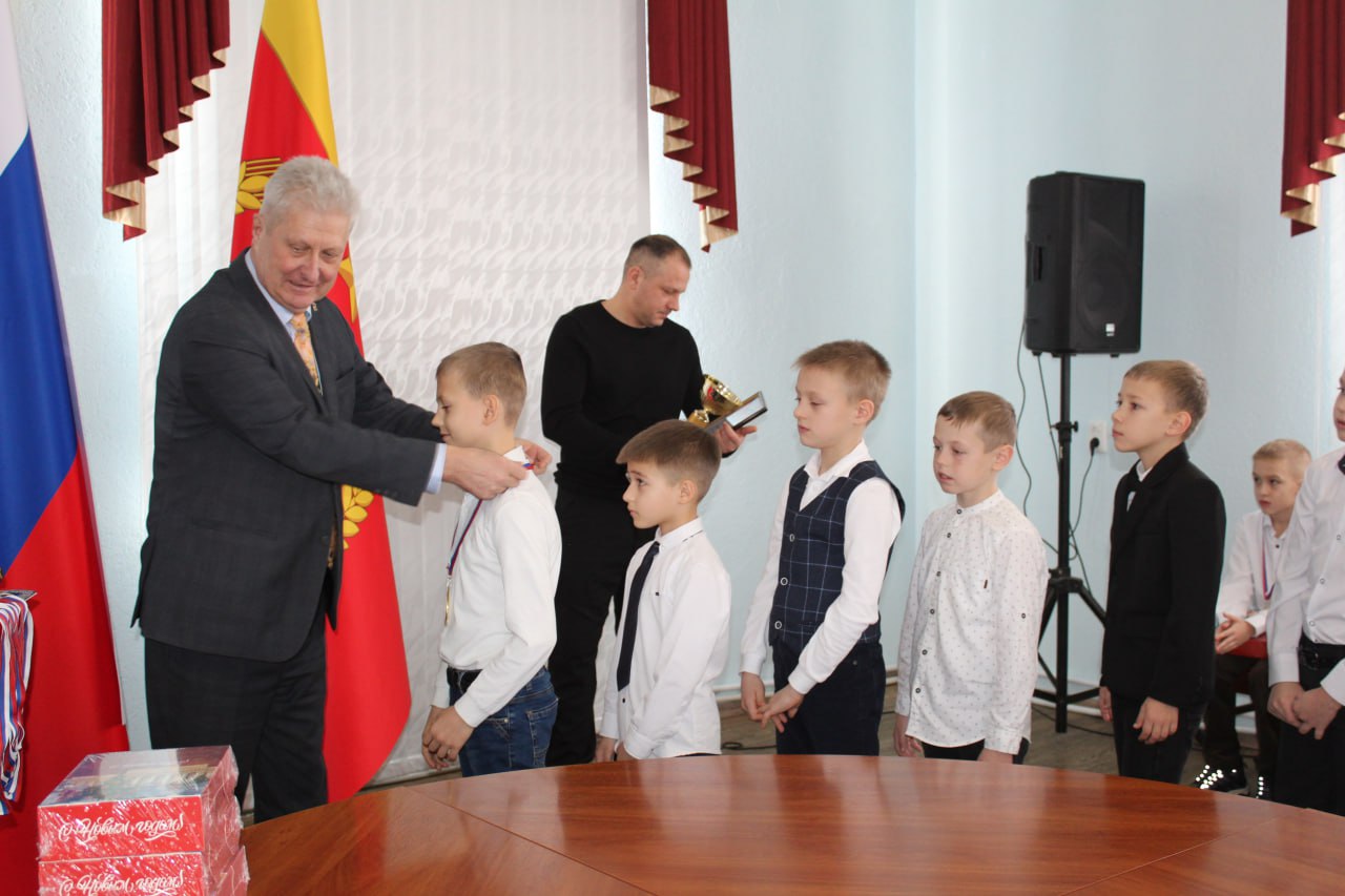 Сергей Козенко: Сегодня, с трепетом в душе, в канун новогодних праздников, от Министерства спорта ЛНР передал юным воспитанникам Краснодонского отделения по футболу МБУ ДО ЛНР «Краснодонская спортивная школа № 1» титул и... Сергей Козенко: Сегодня, с трепетом в душе, в канун новогодних праздников, от Министерства спорта ЛНР передал юным воспитанникам Краснодонского отделения по футболу МБУ ДО ЛНР «Краснодонская спортивная школа № 1» титул и...