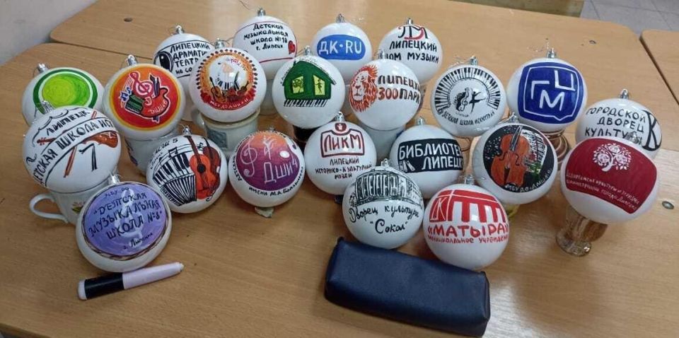 Липецкая художница передала праздничные ёлочные шары в Ирминскую школу-интернат Липецкая художница передала праздничные ёлочные шары в Ирминскую школу-интернат