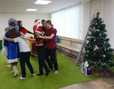 Новоайдарский центр «Развитие» поблагодарил представителя Тамбовской области за приобретение украшений на праздник