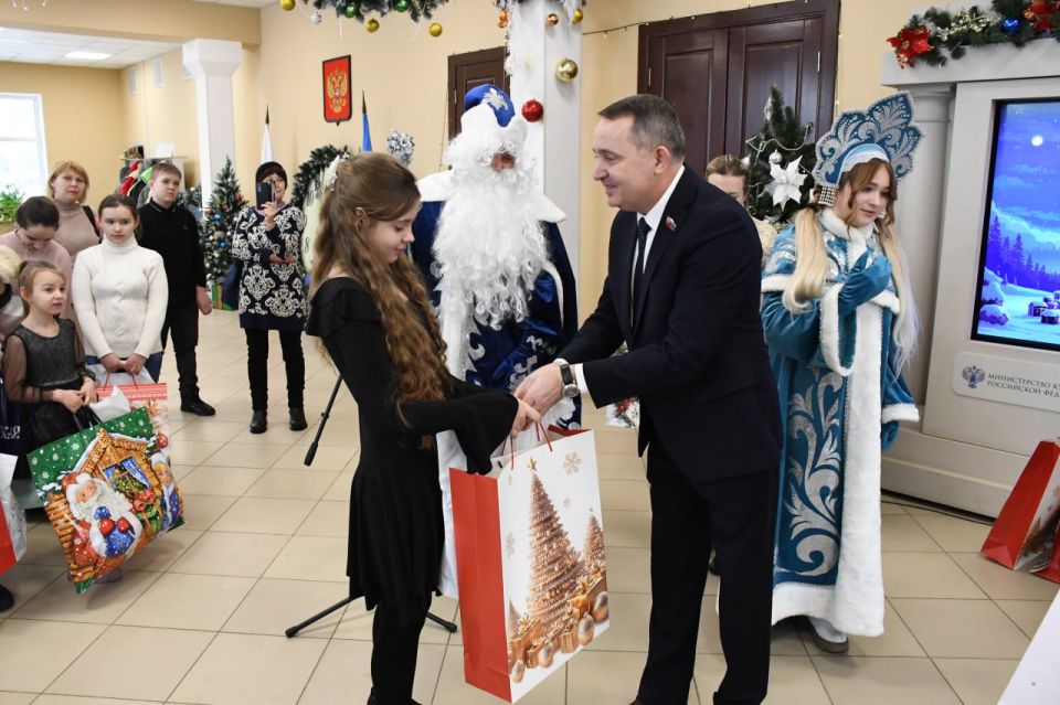В Первомайске с наступающим новым годом поздравили детей защитников Отечества В Первомайске с наступающим новым годом поздравили детей защитников Отечества