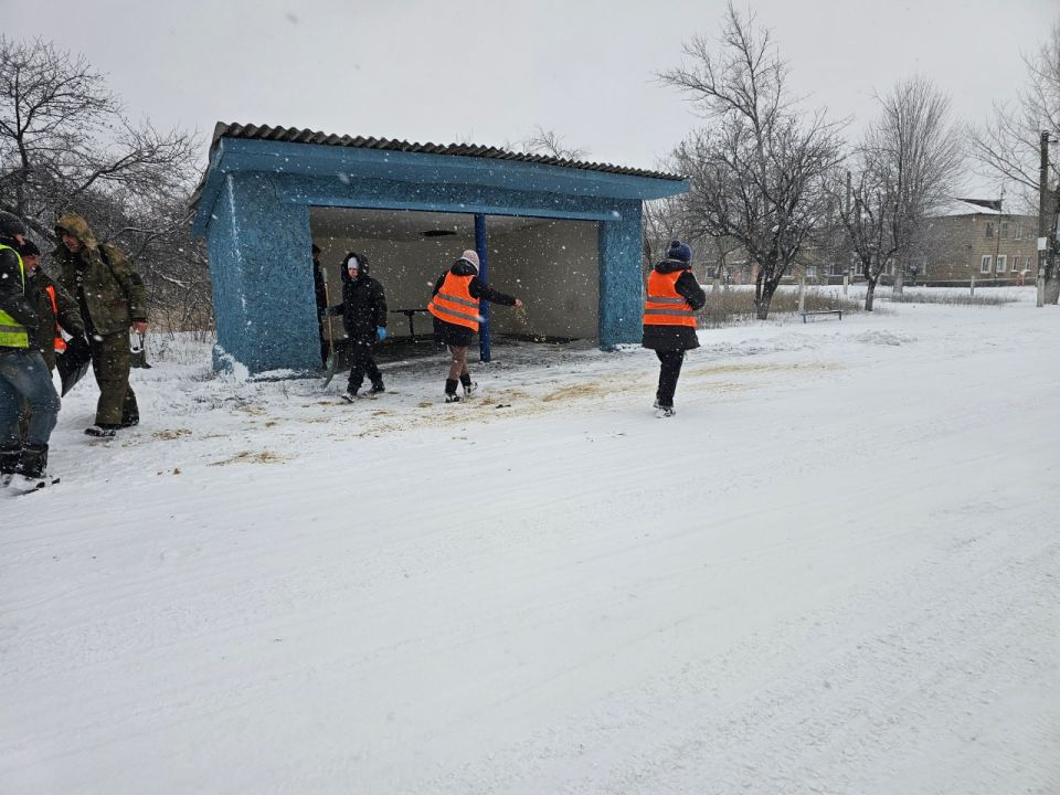 Зимняя битва за чистоту: коммунальщики Ровеньков работают без остановки! Зимняя битва за чистоту: коммунальщики Ровеньков работают без остановки!