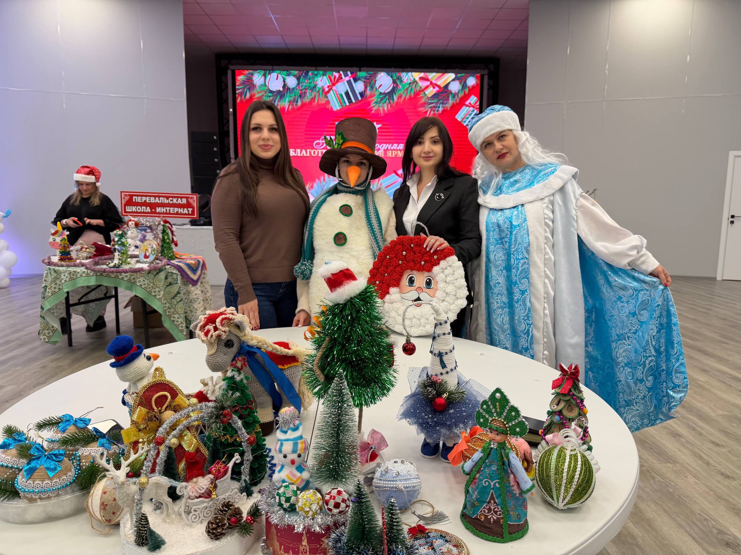Министерство культуры ЛНР приняло участие в особенной предновогодней благотворительной ярмарке, организованной усилиями воспитанников образовательных учреждений интернатного типа
