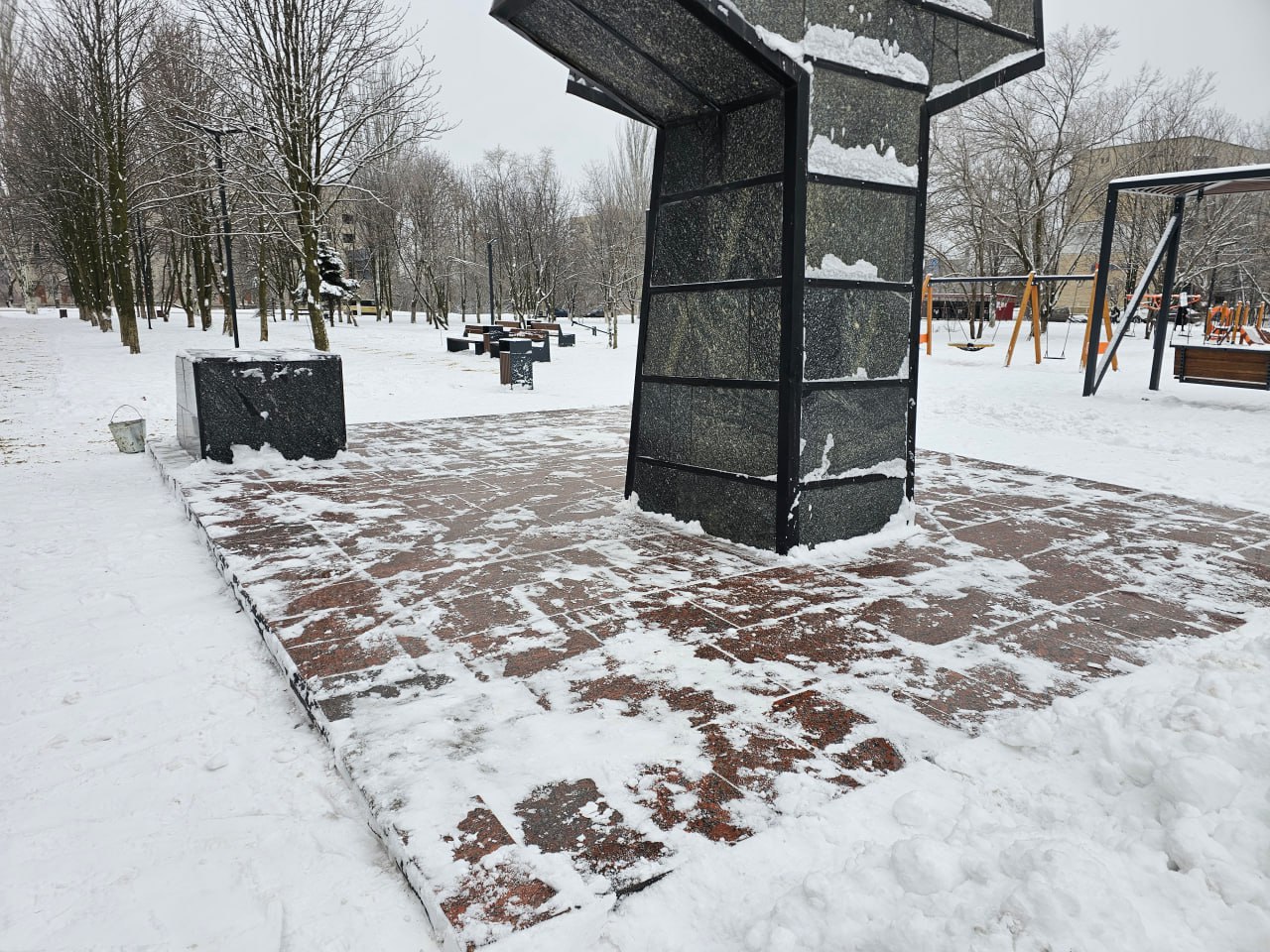 МУП «ЖЭК» продолжает заботиться о комфорте жителей, проводя работы по благоустройству городских территорий