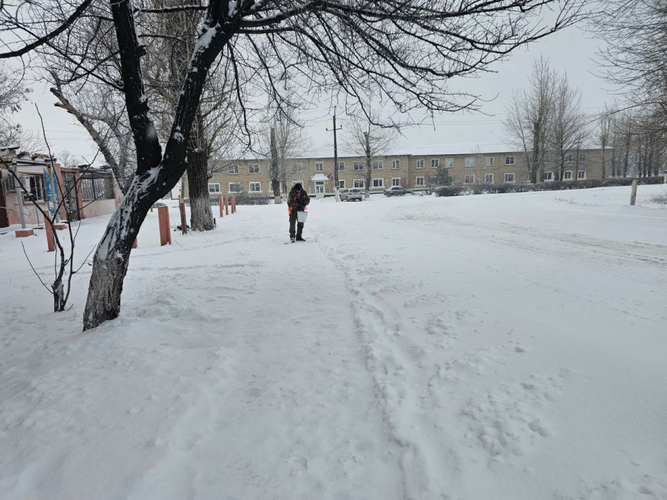 Зимняя битва за чистоту: коммунальщики Ровеньков работают без остановки! Зимняя битва за чистоту: коммунальщики Ровеньков работают без остановки!
