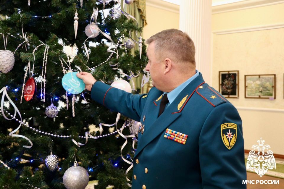 Руководитель МЧС Республики Коми исполнит новогодние желания двух детей из Ровеньков Руководитель МЧС Республики Коми исполнит новогодние желания двух детей из Ровеньков