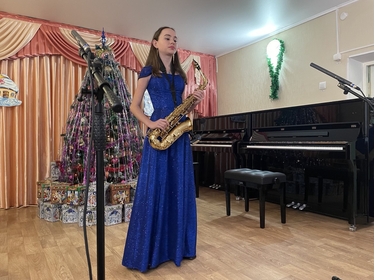 26 декабря в детской музыкальной школе Лисичанска прошёл новогодний фейерверк, который стал настоящим праздником музыки и творчества 26 декабря в детской музыкальной школе Лисичанска прошёл новогодний фейерверк, который стал настоящим праздником музыки и творчества