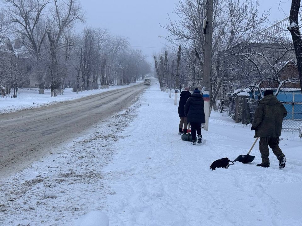 Зимняя битва за чистоту: коммунальщики Ровеньков работают без остановки! Зимняя битва за чистоту: коммунальщики Ровеньков работают без остановки!