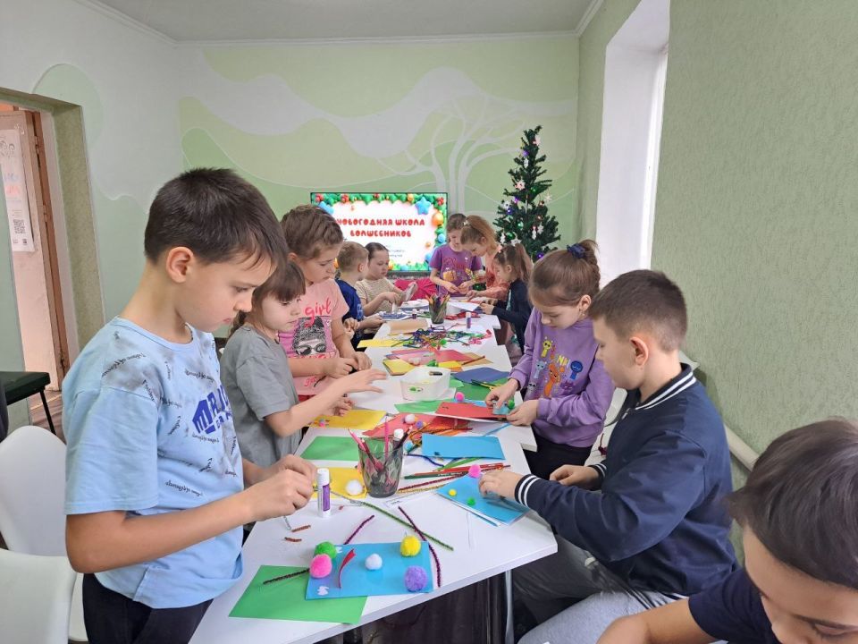 В Лутугинской Районной библиотеке для детей прошёл мастер-класс «Новогодняя школа волшебников» по изготовлению новогодних и рождественских открыток В Лутугинской Районной библиотеке для детей прошёл мастер-класс «Новогодняя школа волшебников» по изготовлению новогодних и рождественских открыток